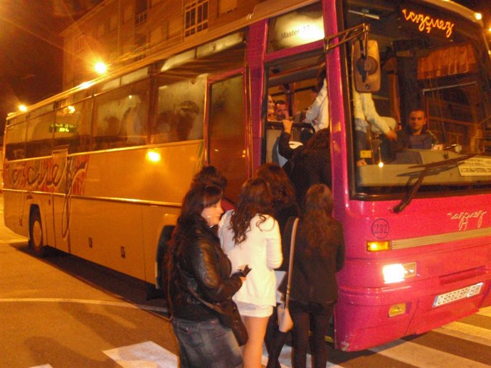 Silvia Fraga emplea el Noitebus entre Cerceda y Ordes