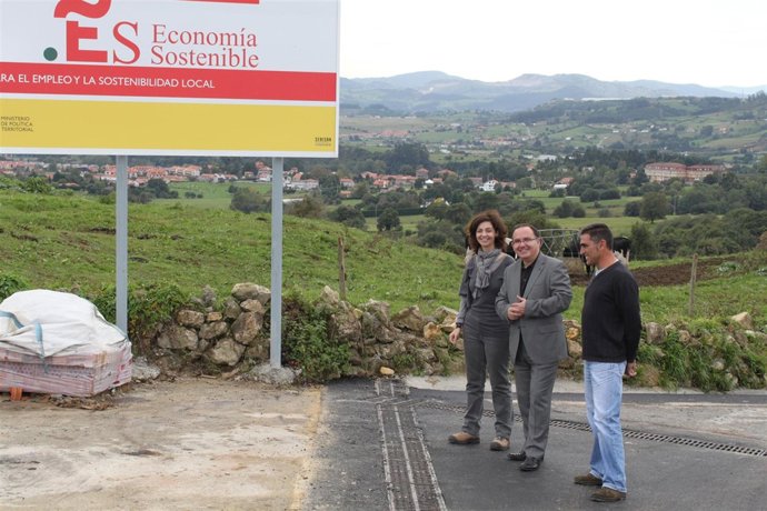 Autoridades junto al cartel de la obra. 