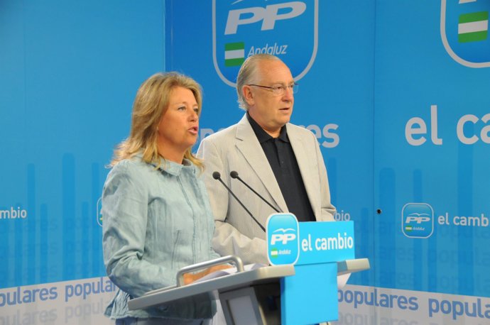 El parlamentario popular Jaime Raynaud y la alcaldesa de Marbella, Ángeles Muñoz
