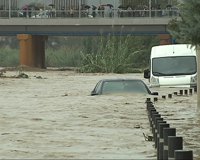 La crecida del río Anoia en Martorell provoca el arrastre e inundación de coches