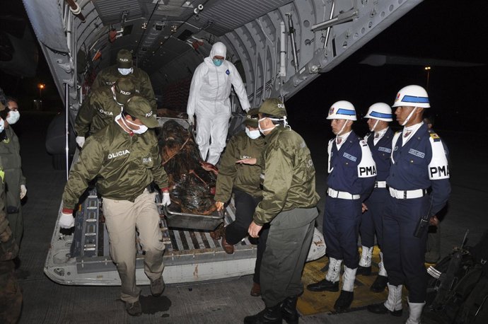 El ejército colombiano con el cadaver de Jorje Briceño, alias 'mono jojoy'