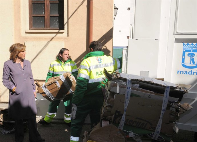 Trabajadores municipales recogen cartón de comercios, bajo la mirada de Ana Bote