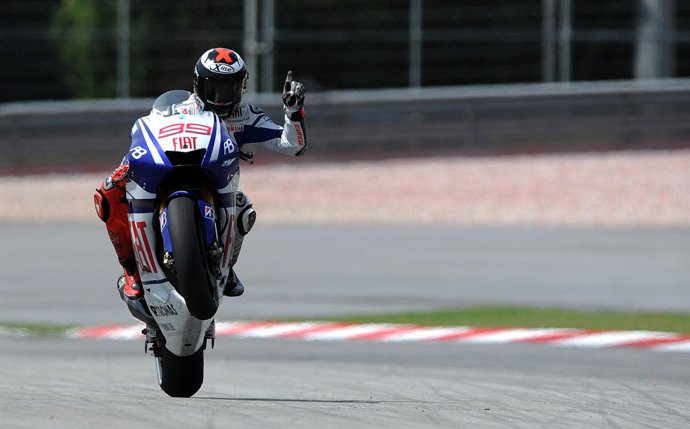 Lorenzo celebra la pole en Malasia
