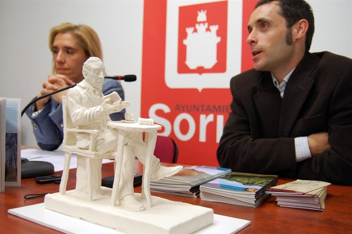 Recreación de la escultura sobre Gerardo Diego