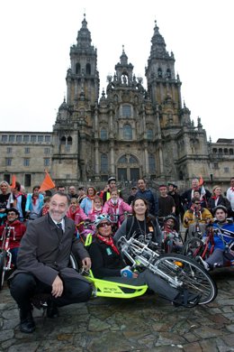 roberto varela recibe a un grupo de peregrinos que completa a ruta xacobea en bi
