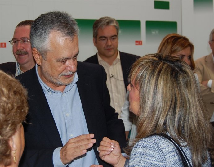 José Antonio Griñán con una militante