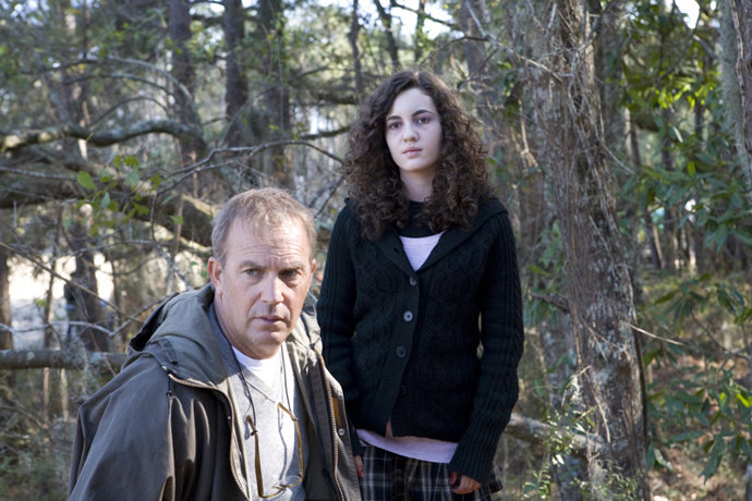 Ivana Baquero y Kevin Costner en La otra hija