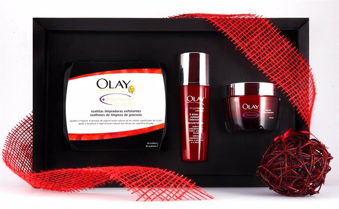 Cofre con productos de 'Regenerist' que presenta la marca Olay 
