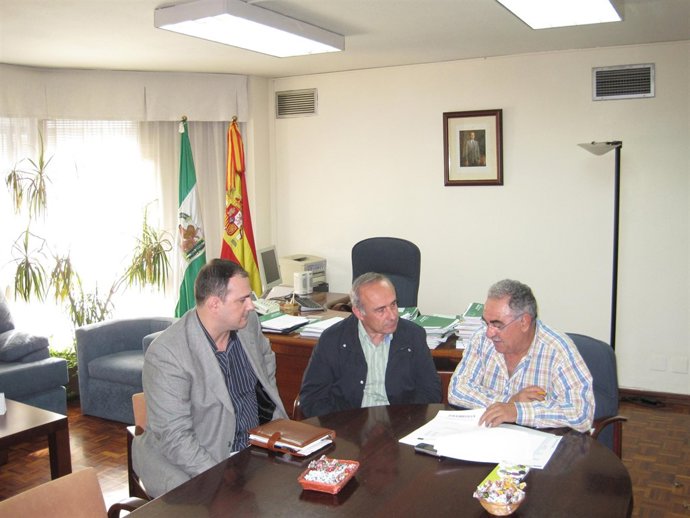 El delegado de Agricultura de la Junta en Jaén, Roque Lara, durante la entrega d