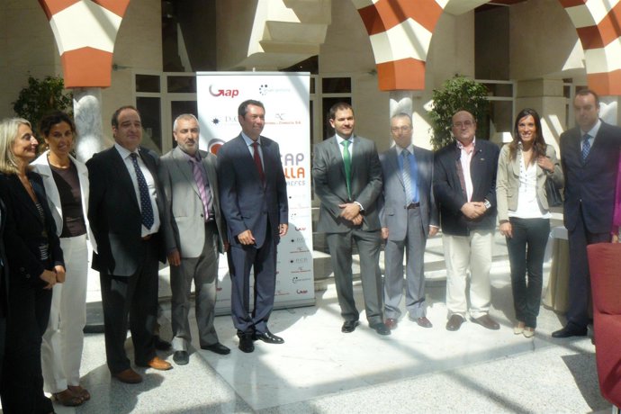 Juan Espadas con representantes de Aefes antes de iniciar el coloquio.