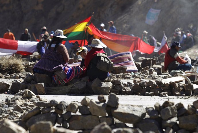 Campesinos bolivianos bloquean carreteras