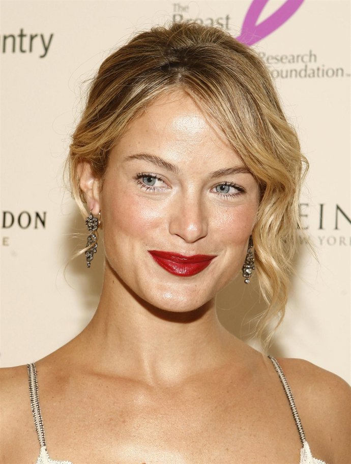 Modelo con los labios rojos 