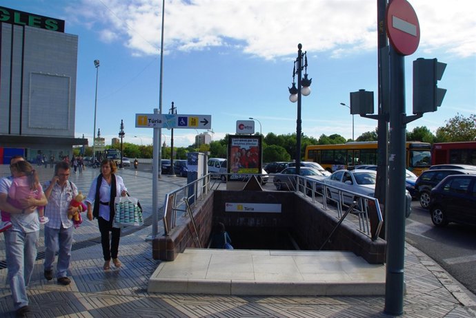 Acceso a la estación de metro de Turia, en Valencia.