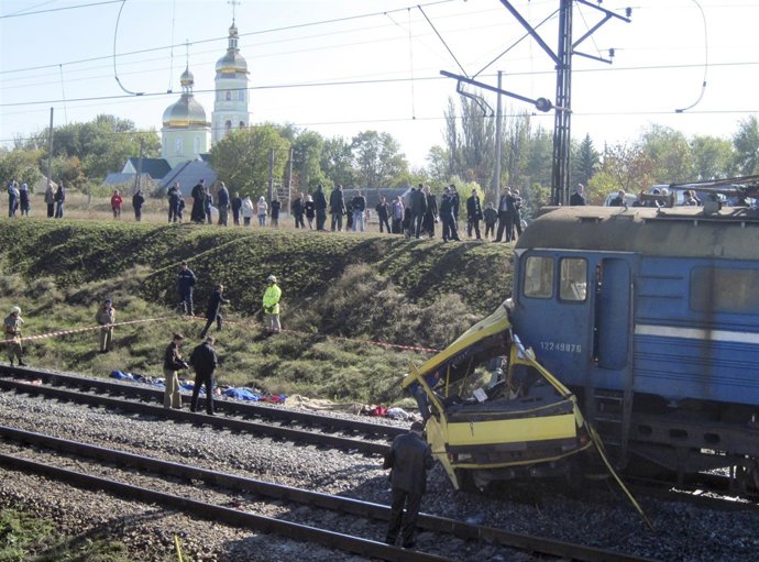 Accidente en un bus y una locomotora en Ucrania