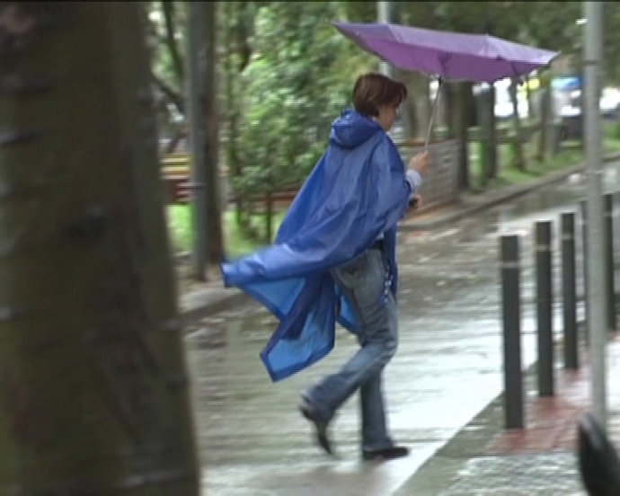 El temporal oscurece el puente del Pilar