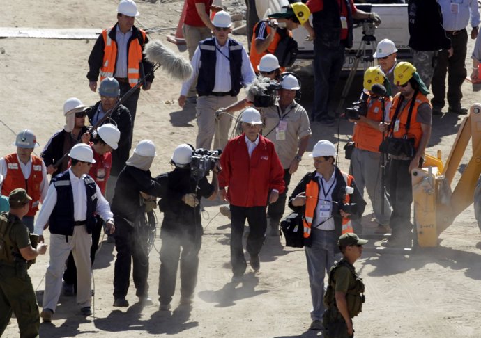 Piñera llega a la mina de los mineros chilenos atrapados 