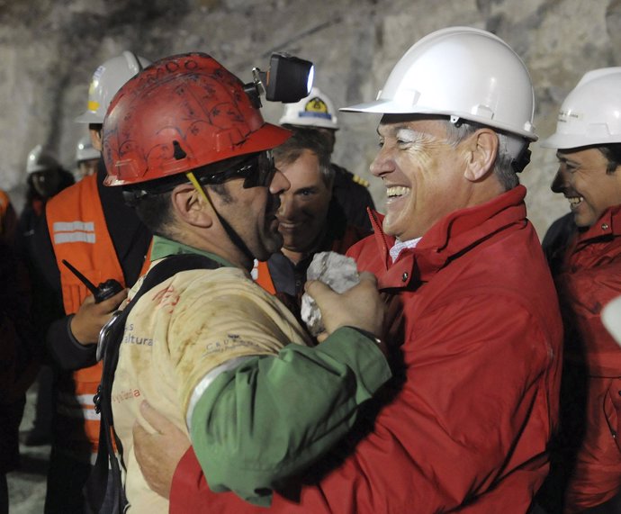 Presidente de Chile, Sebastián Piñera, saluda al segundo minero rescatado, Mario
