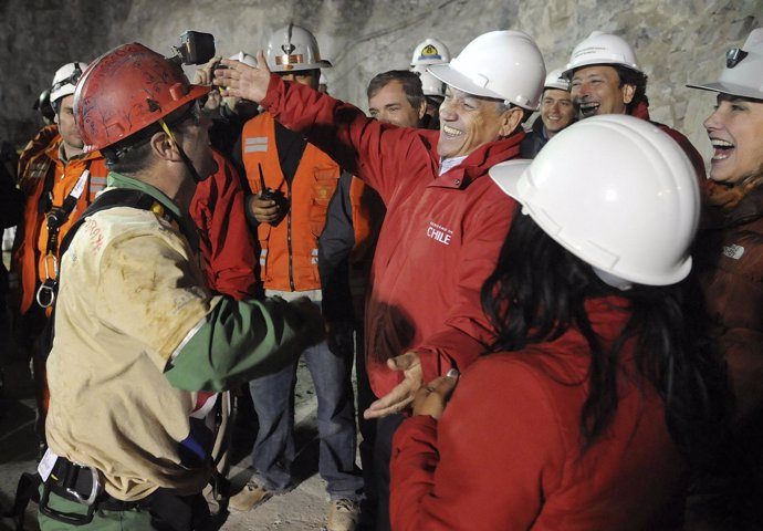 Mario Sepúlveda, segundo minero rescatado en Chile, se abraza a Sebastián Piñera