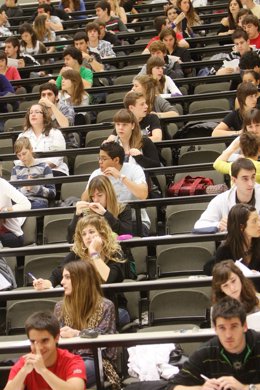 Un grupo de estudiantes durante uno de los exámenes.