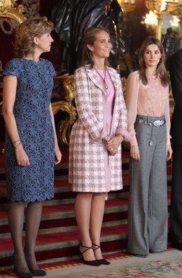 La Infanta Elana, la Infanta Cristina y Doña Letizia en el Día de la Hispanidad