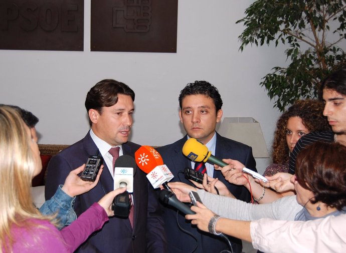 El presidente de AJE-A y el vicesecretario general del PSOE-A, tras el encuentro
