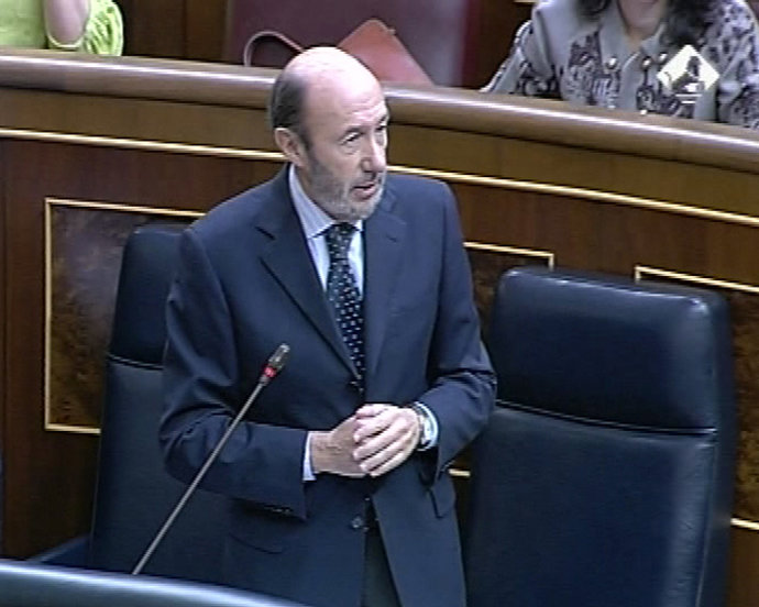 Rubalcaba acusa al PP de "mancillar" a la Policía