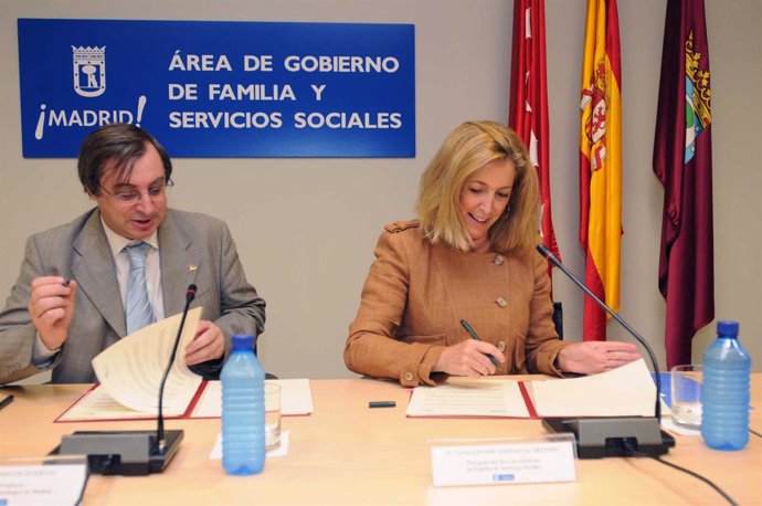 Firma del convenio entre el Ayuntamiento de Madrid y el Colegio Oficial de Psicó