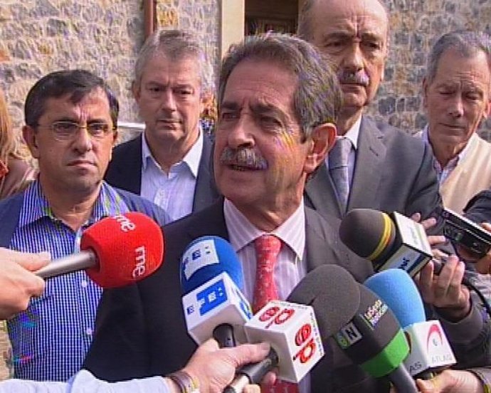 Revilla responde a los periodistas. 