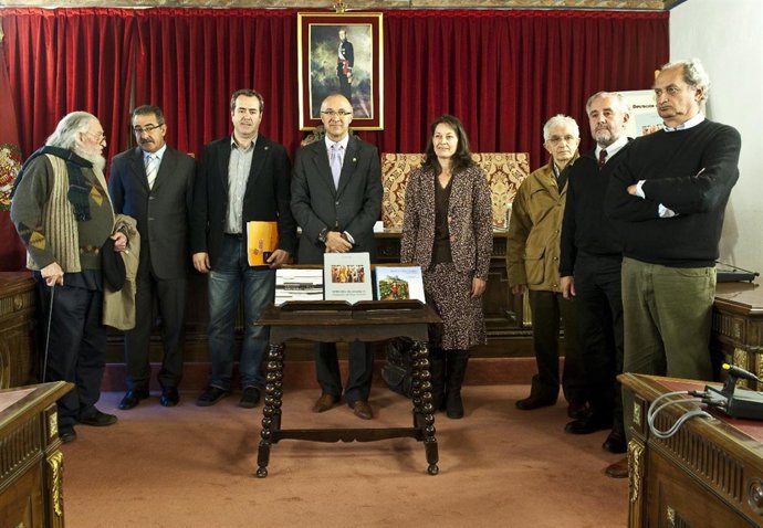Foto de familia de los protagonistas de las obras presentadas