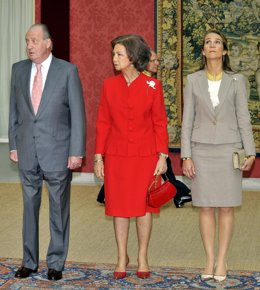 El Rey Juan Carlos, la Reina Sofía y la Infanta Elena en el patronato del Instit