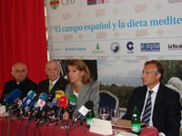 Cospedal dice que es "una magnífica idea" que dependan del Ministerio de Cultura