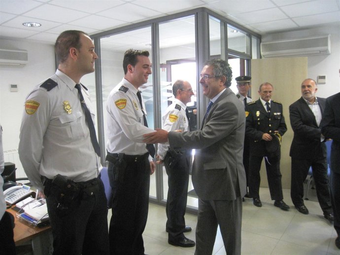 El consejero Silva y agentes de Teruel.jpg