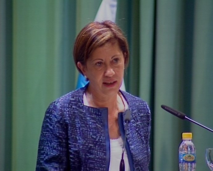 Elena Espinosa considera "absoluatmente coherente" el recorte a su ministerio