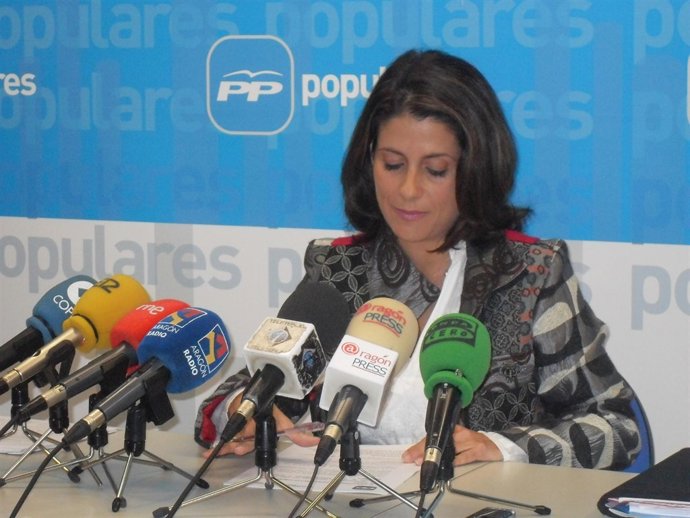 La portavoz del PP en el Ayuntamiento de Teruel, Emma Buj, en rueda de prensa