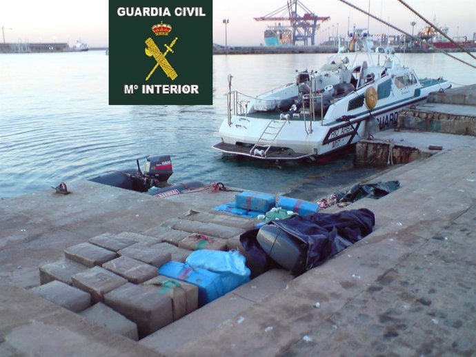 Efectos intervenidos en un alijo de droga