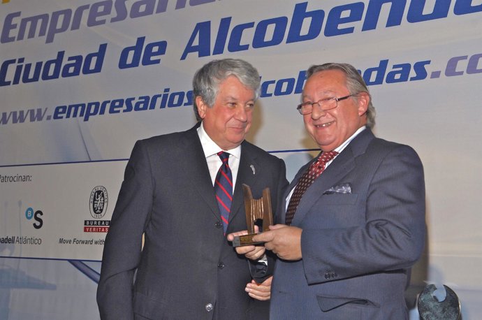 Arturo Fernández Entrega A Berlys Alimentación Y A La Editorial Grupo V Sendos P