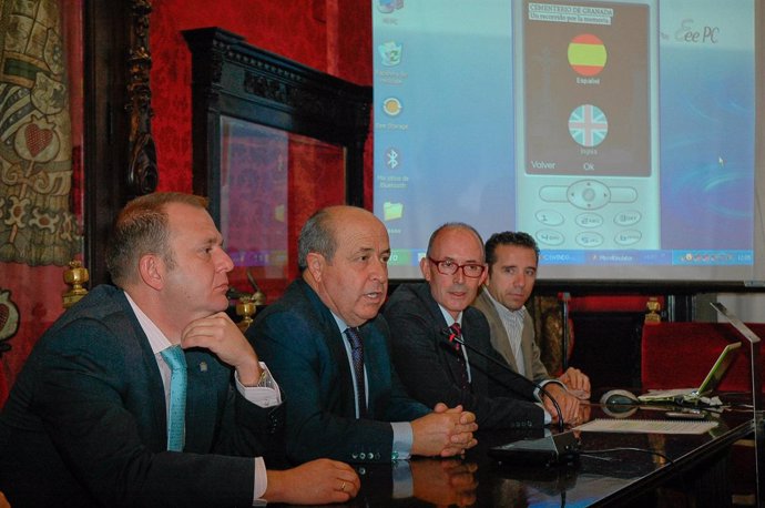 El alcalde de Granada, José Torres Hurtado, presenta el nuevo dispositivo para l