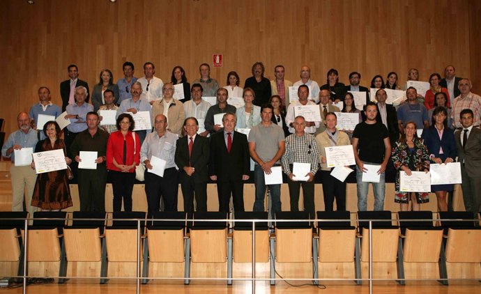 Foto de familia de la entrega de distintivos de calidad turística en la Diputaci