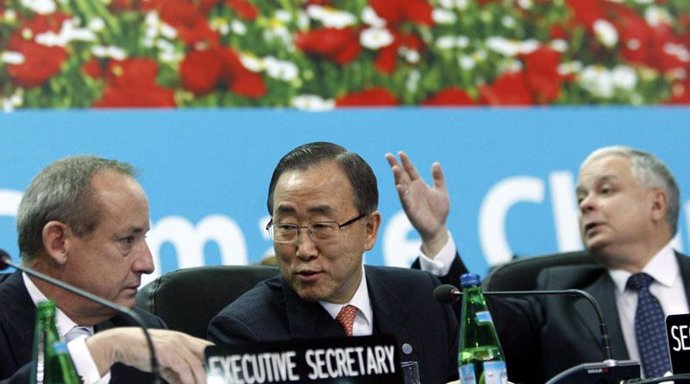 Ban Ki moon (C), Yvo de Boer y Lech Kaczynski en la Cumbre del Clima (COP14), ce