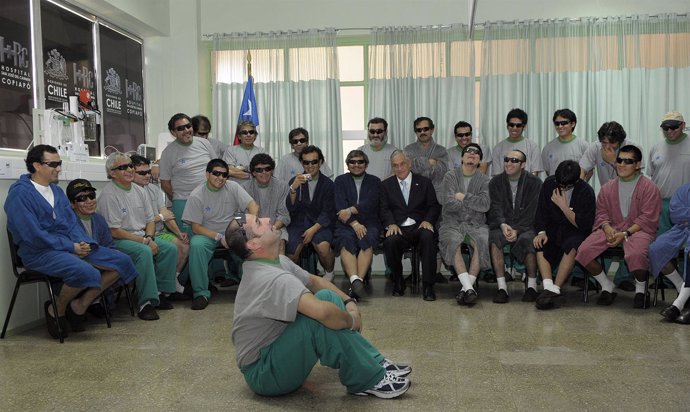 Piñera visita a los mineros en el hospital