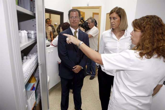 La consejera de Sanidad del Gobierno de Canarias, Mercedes Roldós, y el director