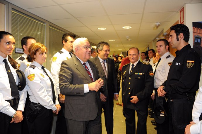 Biel visita la Unidad de Policía Nacional adscrita a Aragón