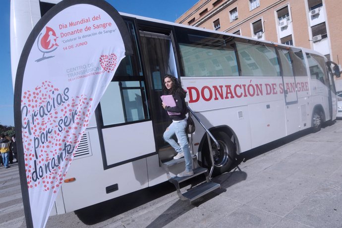 Una joven entra en una de las unidades de donación que se mueven por los campus 