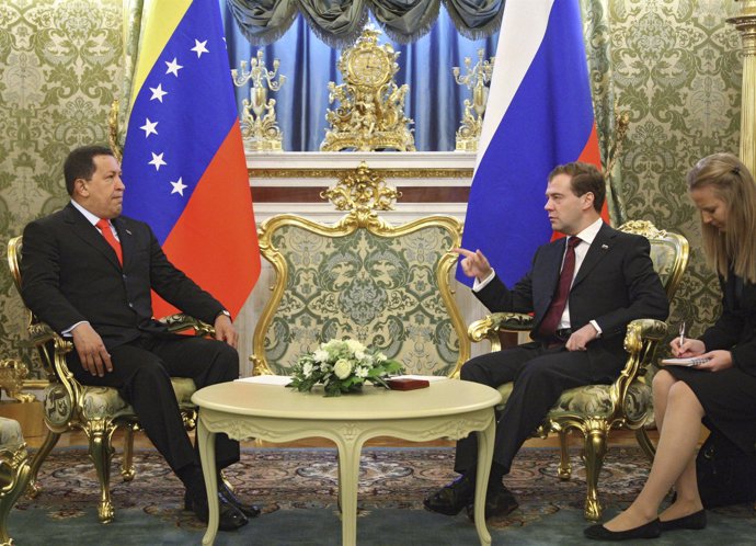 El presidente de Venezuela, Hugo Chávez, se reúne con el presidente de Rusia, Di