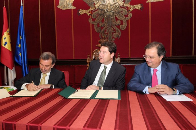 El alcalde y el consejero durante la firma del convenio