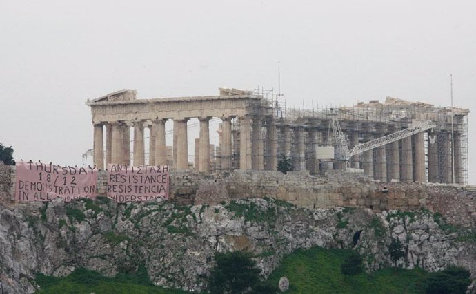 Cartel de protestas en la Acrópolis de Atenas