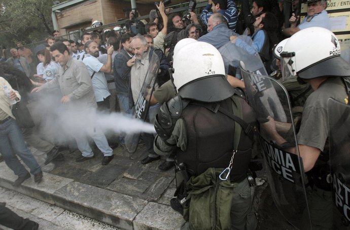 Policía griega emplea porras y gases para dispersar a manifestantes