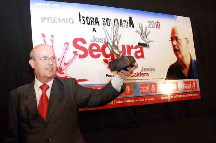 Nota De Prensa Y Fotos: José Segura Recibe El Premio Isora Solidaria Arropado Po