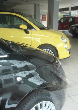 Coches en un concesionario