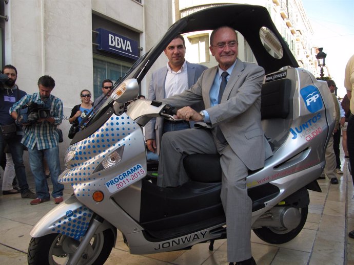 De la Torre y Bendodo durante la presentación de 'Juntos hacemos ciudad'